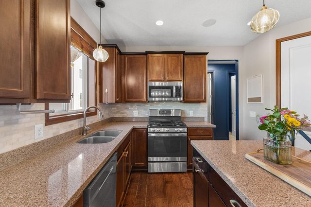 1955 River Bluff Court, Shakopee, MN 55379