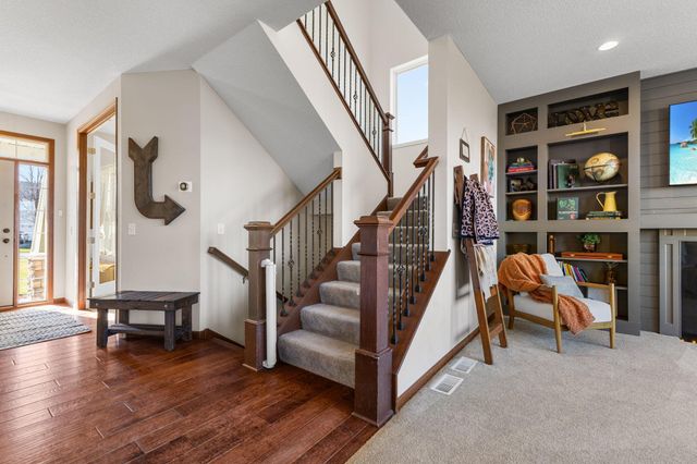 1955 River Bluff Court, Shakopee, MN 55379