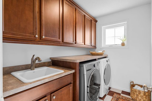 1955 River Bluff Court, Shakopee, MN 55379