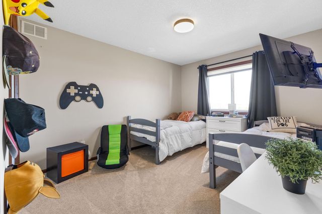 1955 River Bluff Court, Shakopee, MN 55379