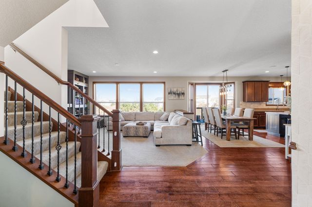 1955 River Bluff Court, Shakopee, MN 55379