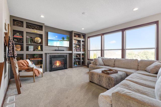 1955 River Bluff Court, Shakopee, MN 55379