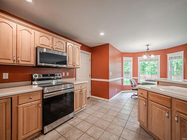 2847 Oak Trail Drive, Newburgh, IN 47630