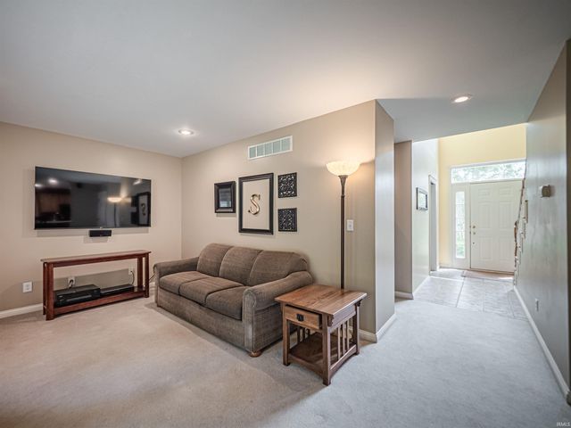 2847 Oak Trail Drive, Newburgh, IN 47630