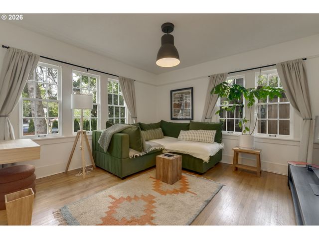 1332 Ne FREMONT St, Portland, OR 97212