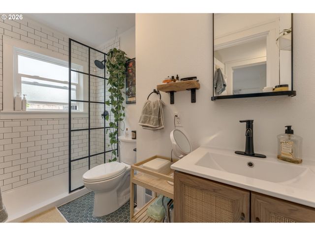 1332 Ne FREMONT St, Portland, OR 97212