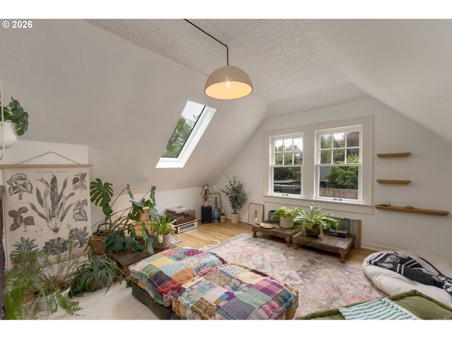 1332 Ne FREMONT St, Portland, OR 97212