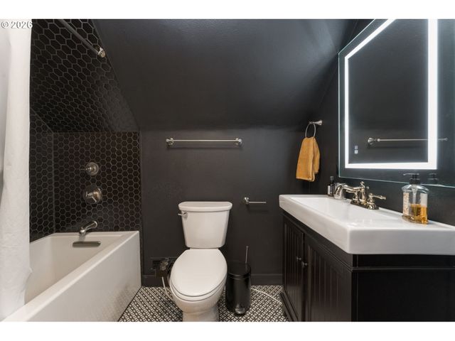 1332 Ne FREMONT St, Portland, OR 97212