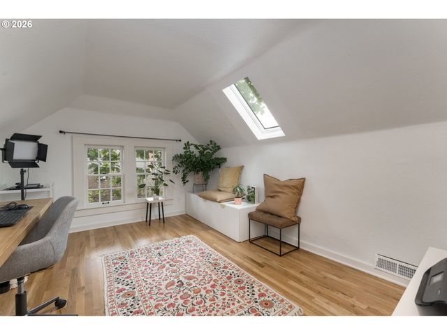 1332 Ne FREMONT St, Portland, OR 97212