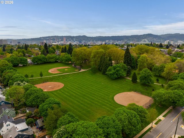 1332 Ne FREMONT St, Portland, OR 97212