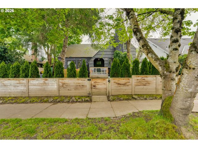 1332 Ne FREMONT St, Portland, OR 97212