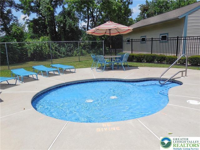 112 Freedom Court, Bethlehem Twp, PA 18020