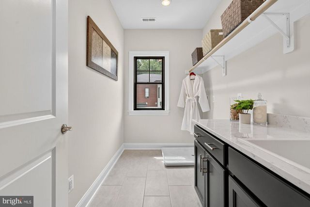 611 GIBSON DR SW, Vienna, VA 22180