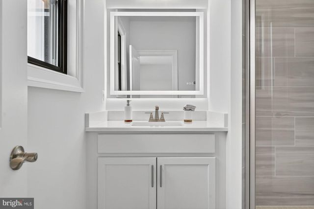 611 GIBSON DR SW, Vienna, VA 22180