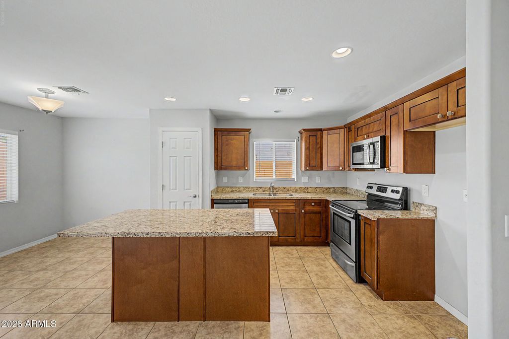 423 W ALICIA Drive, Phoenix, AZ 85041 — photo 2
