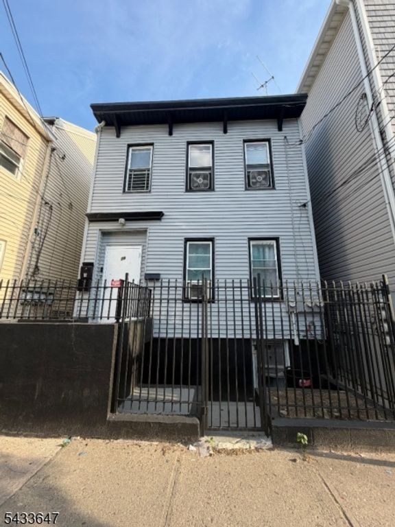 78 16Th Ave, Paterson City, NJ 07501