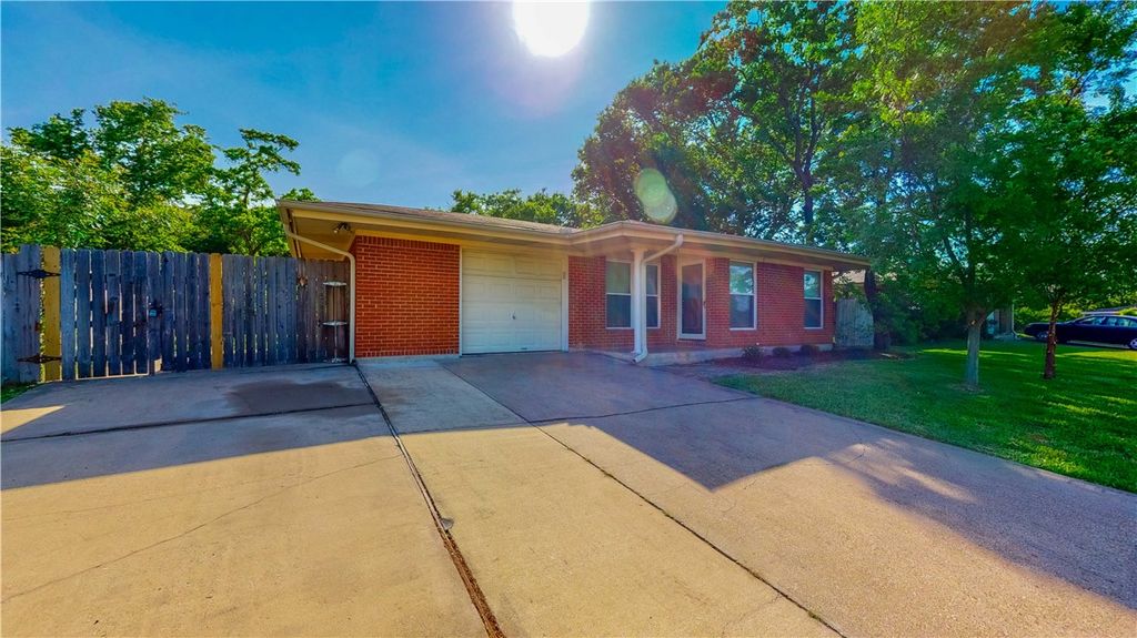 2104 Elmwood, Bryan, TX 77803