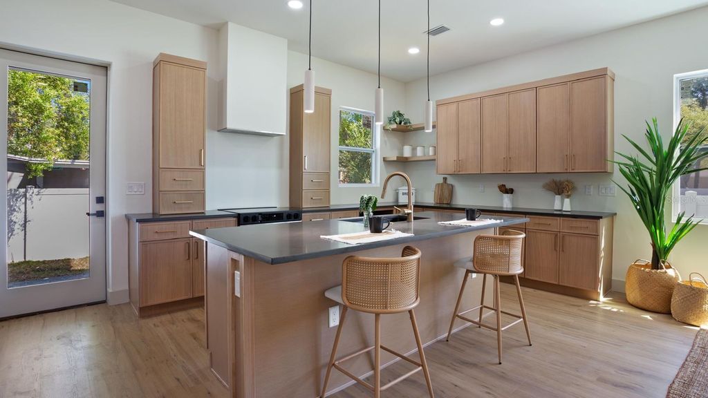 Image 8 of property listing at 1505 W ARCH STREET 2, Tampa, FL 33607