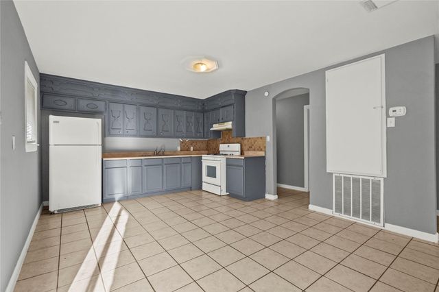 206 S Texas Street, Texas City, TX 77591