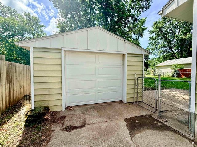 809 Goodrich Drive, Manhattan, KS 66502