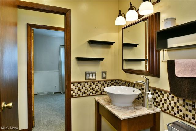 8285 Longview Drive NE, Warren, OH 44484