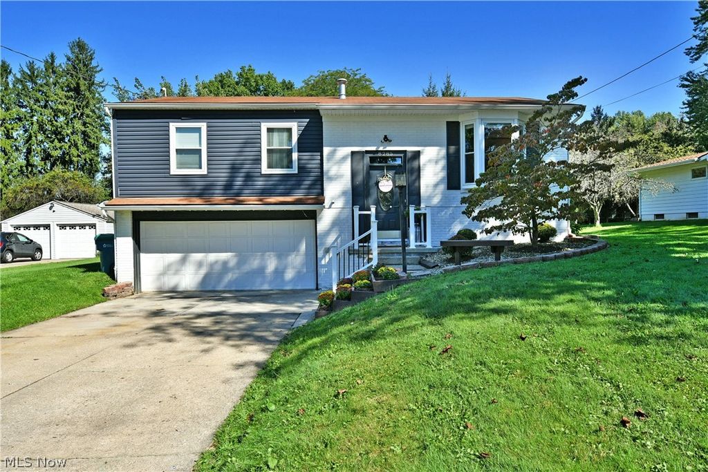 8285 Longview Drive NE, Warren, OH 44484