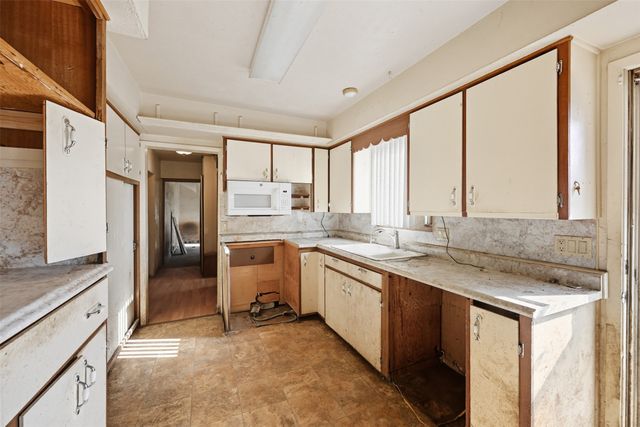 139 E Seneca Avenue, Des Moines, IA 50313