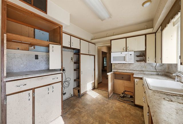 139 E Seneca Avenue, Des Moines, IA 50313