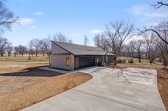 240 E 14th Street, Grove, OK 74344