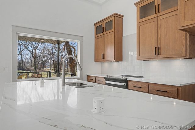 240 E 14th Street, Grove, OK 74344