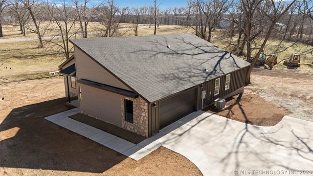 240 E 14th Street, Grove, OK 74344