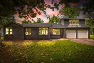411 Southern Oaks Drive, Lake Jackson, TX 77566