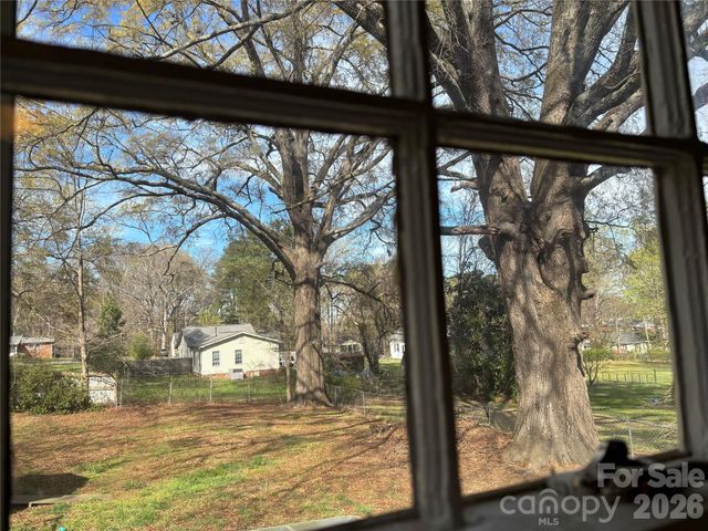 214 W Maine Avenue, Bessemer City, NC 28016