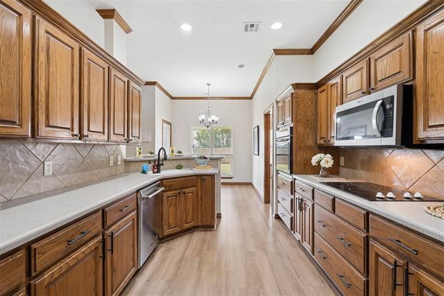 2216 SW 33rd Street, Moore, OK 73170