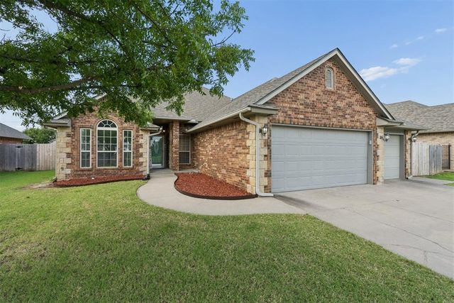 2216 SW 33rd Street, Moore, OK 73170