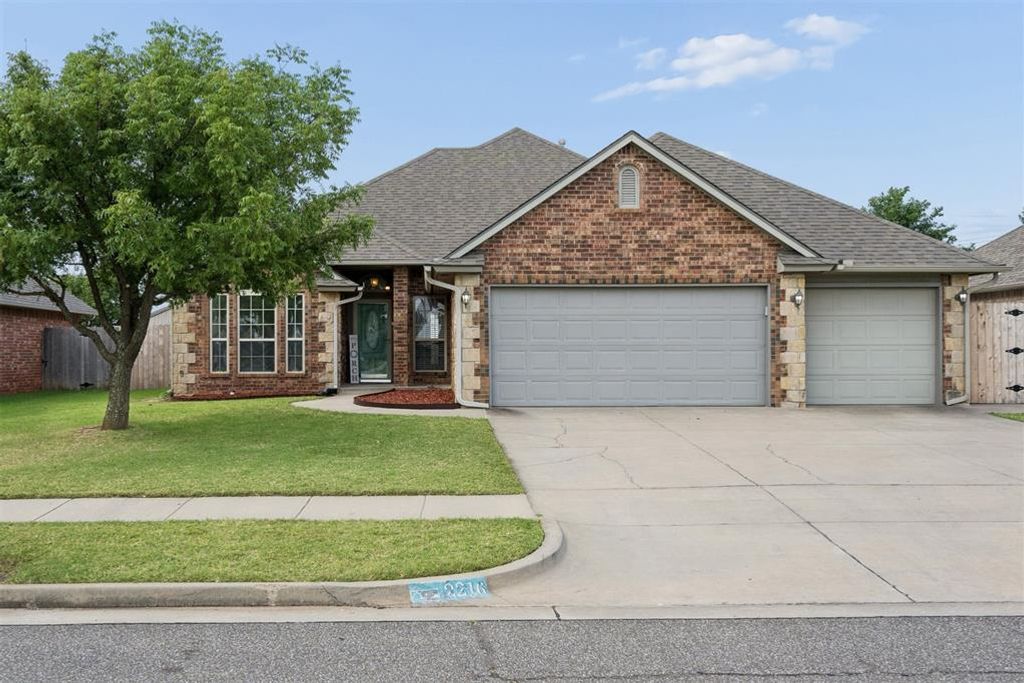 2216 SW 33rd Street, Moore, OK 73170