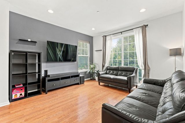 1208 Harding Avenue, Des Plaines, IL 60016