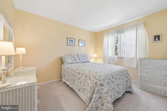 499 LAKEVIEW DR, Runnemede, NJ 08078