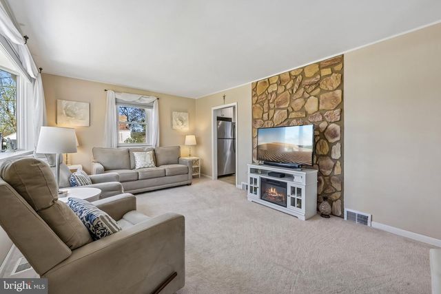 499 LAKEVIEW DR, Runnemede, NJ 08078