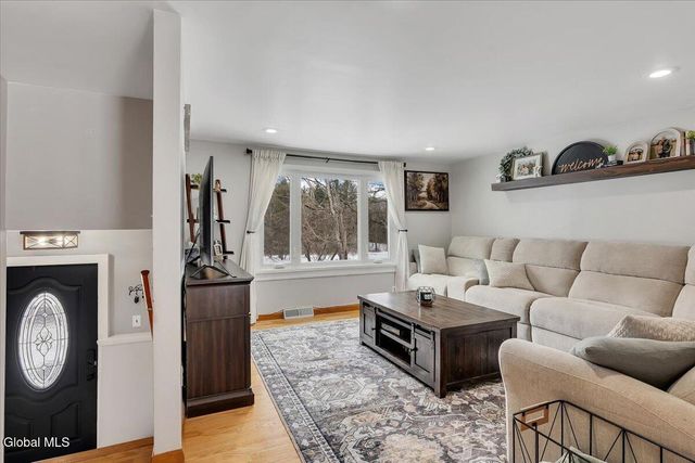 34 Shelterwood Road, Schodack, NY 12061