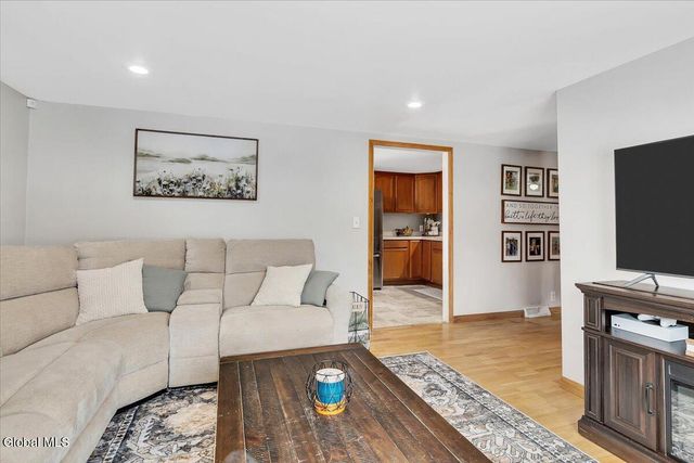 34 Shelterwood Road, Schodack, NY 12061