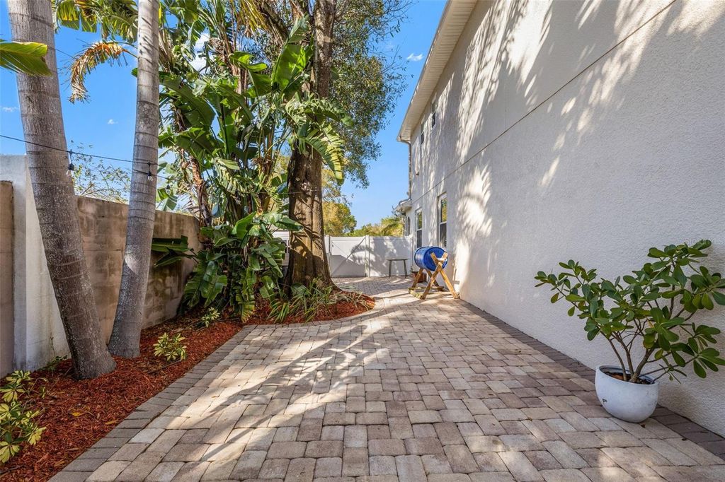 Image 39 of property listing at 1804 W ERNA DRIVE, Tampa, FL 33603