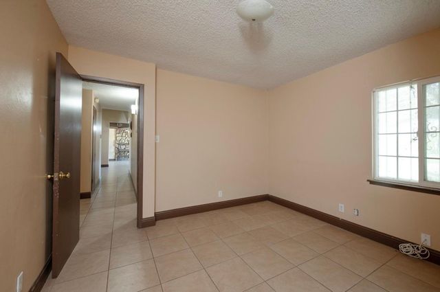 8233 S Elm Avenue, Fresno, CA 93706