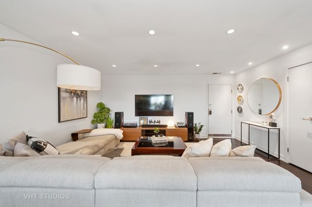 3700 Capri UNIT 607 Court 607, Glenview, IL 60025