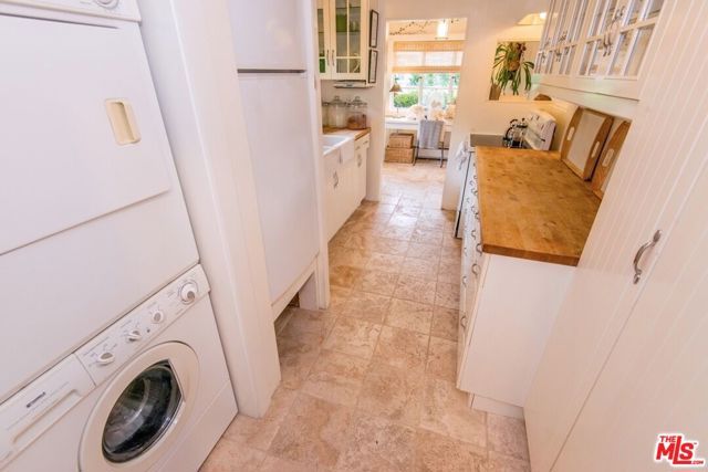 5233 Village, Los Angeles, CA 90016