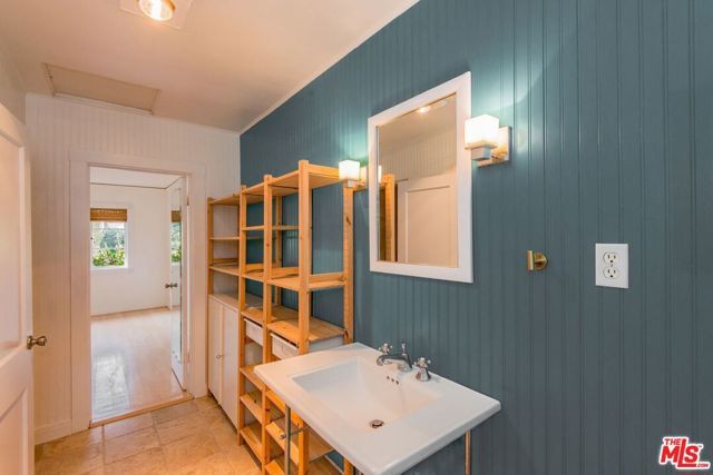 5233 Village, Los Angeles, CA 90016