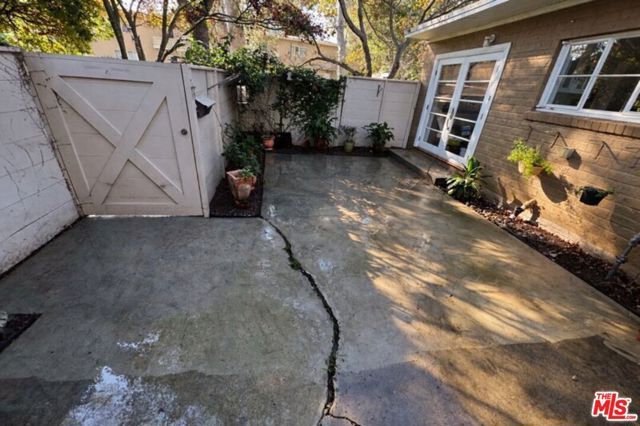 5233 Village, Los Angeles, CA 90016