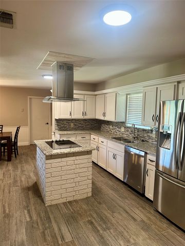 4200 Los Robles Drive, Plano, TX 75074