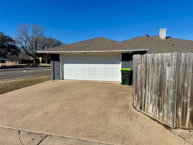 4200 Los Robles Drive, Plano, TX 75074