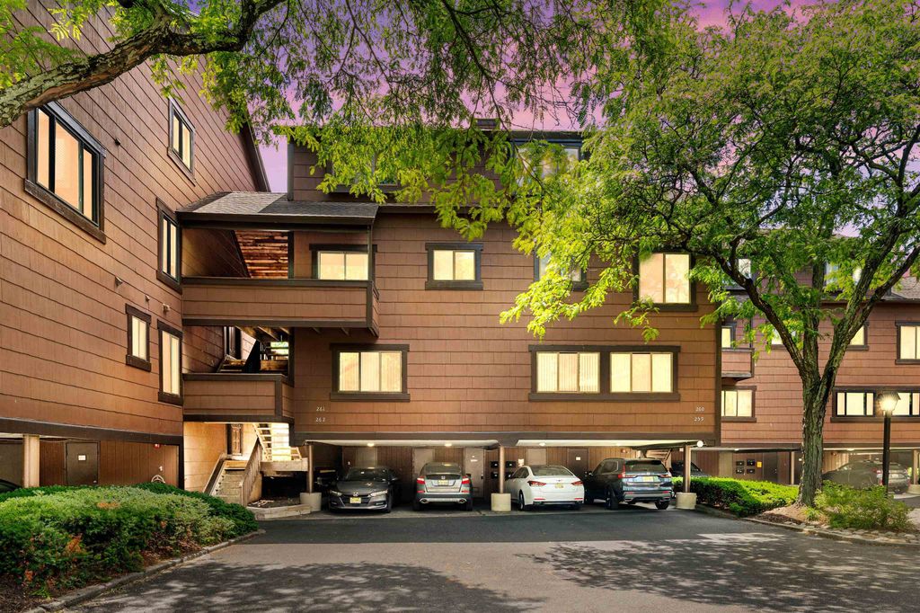 261 SUNSET KEY, Secaucus, NJ 07094